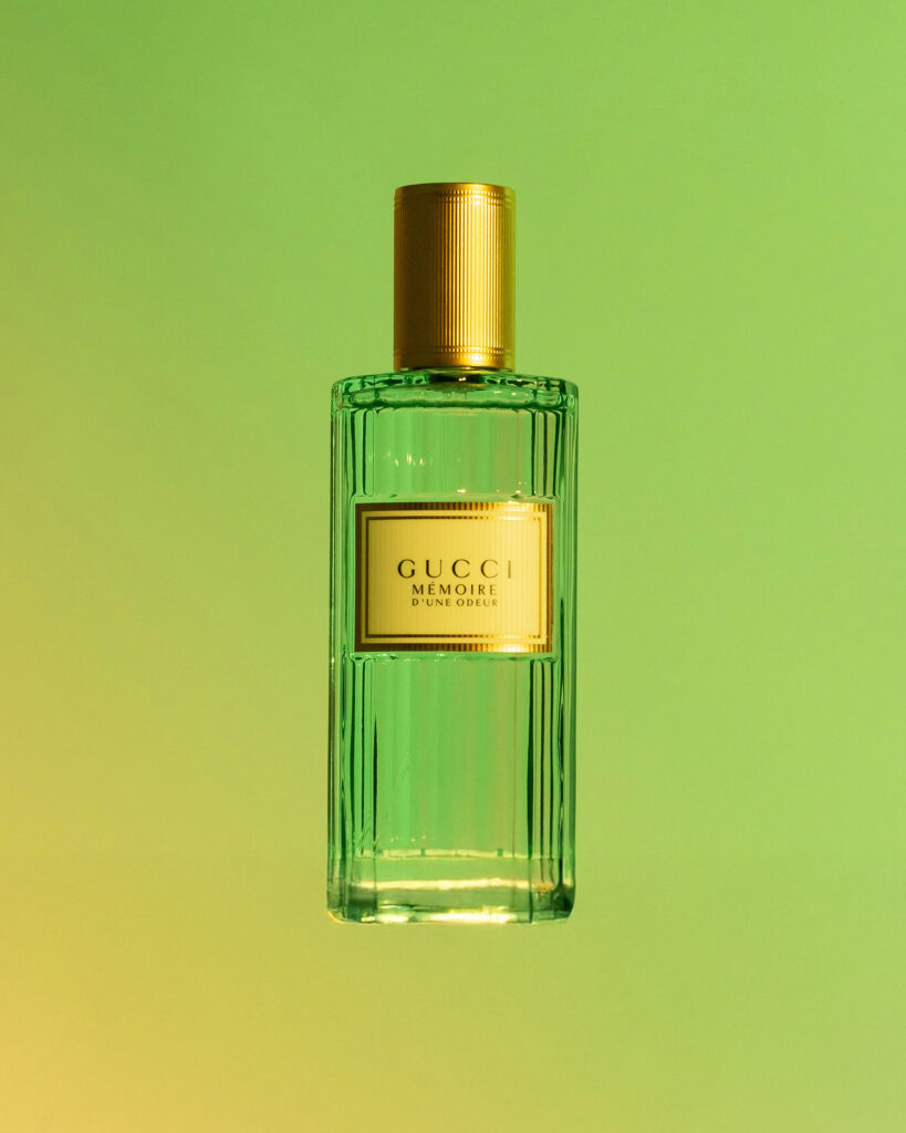 Fotografia still life del profumo Gucci Mémoire d'une Odeur su sfondo sfumato verde-giallo — progetto di fotografia still life di METWISH Studio Creativo Multidisciplinare, Firenze e Lucca.