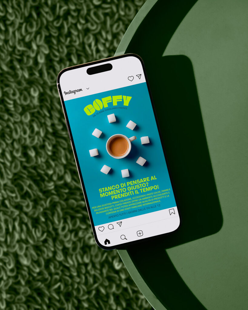 Post Instagram pubblicitario con una tazzina di caffè circondata da zollette di zucchero su sfondo azzurro, per un progetto di campagna pubblicitaria e grafica social, realizzato da METWISH Studio Creativo Multidisciplinare