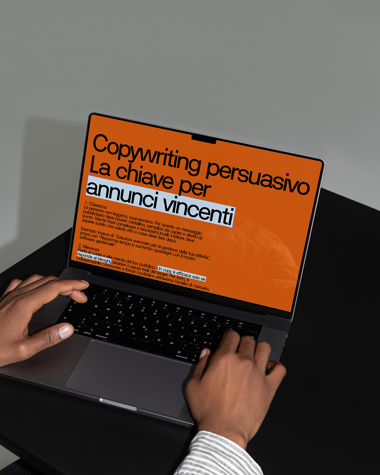 Schermo arancione che mostra un testo sul copywriting persuasivo e la strategia di messaggistica per annunci, per un progetto di copywriting realizzato da METWISH Studio Creativo Multidisciplinare