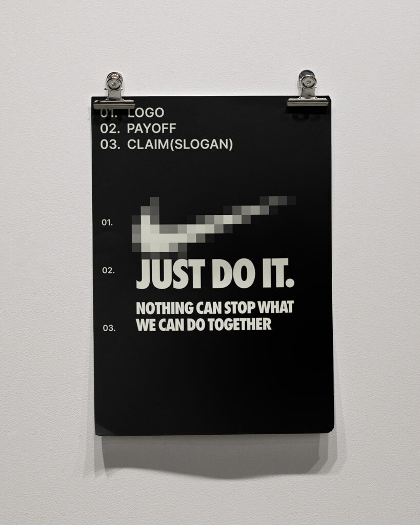 Manifesto grafico a sfondo nero che mostra la distinzione visiva e testuale tra Logo, Payoff e Claim, per un progetto di copywriting strategico realizzato da METWISH Studio Creativo Multidisciplinare