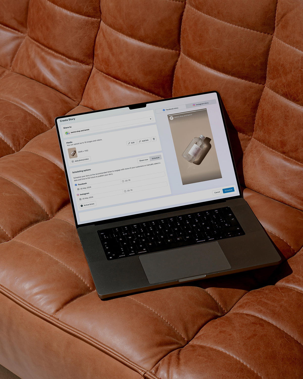 Laptop con schermata di pianificazione post su Facebook e Instagram — progetto Social Media Marketing di METWISH Studio Creativo Multidisciplinare, Firenze e Lucca.