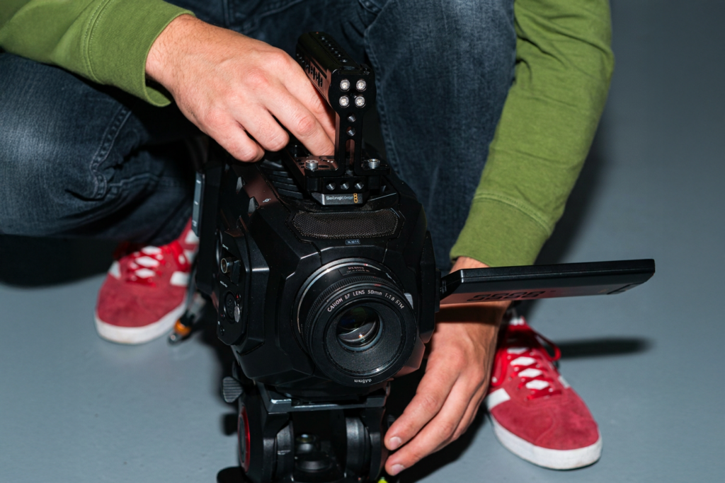 Videocamera professionale in azione durante una ripresa, per un progetto realizzato da METWISH Studio Creativo Multidisciplinare nell'ambito dei servizi di comunicazione video editing.