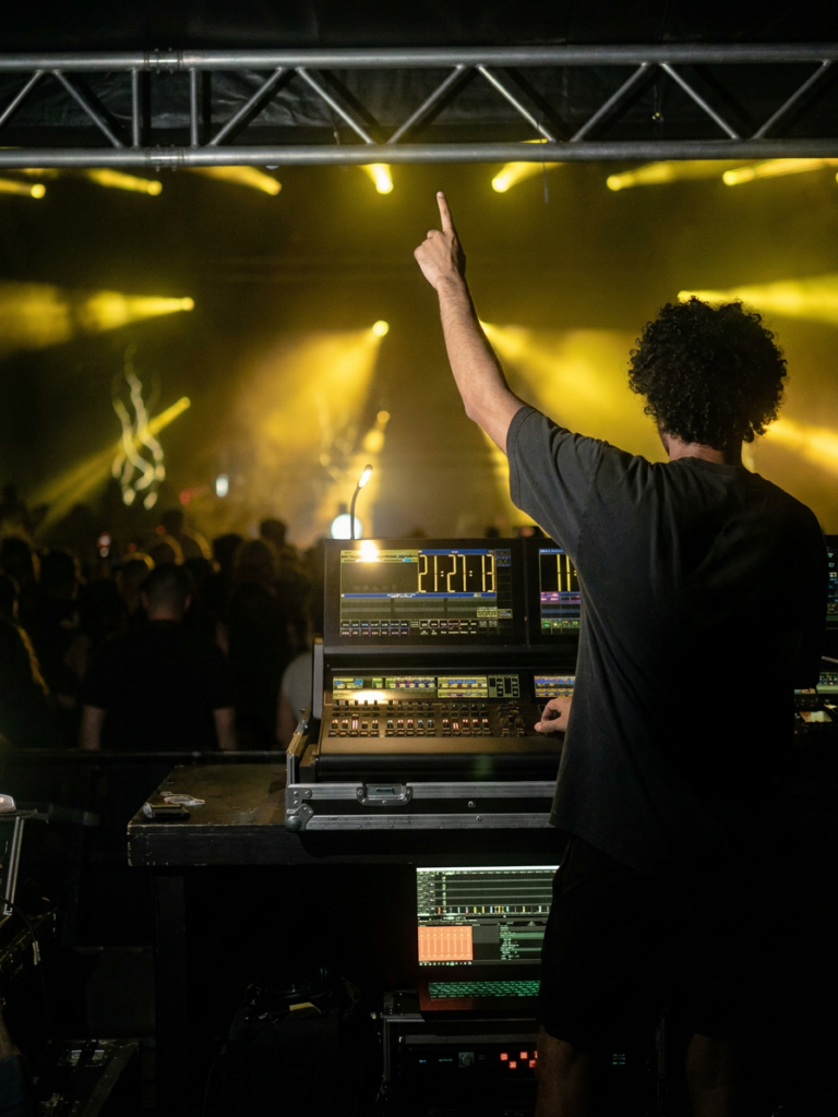 Pubblico durante un evento, format musicali organizzati da METWISH Events in provincia di Lucca